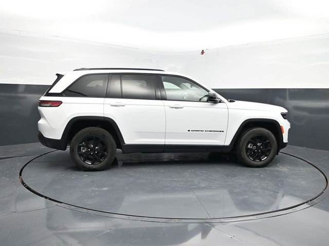 Used 2025 Jeep Grand Cherokee Altitude AWD/4WD image 11