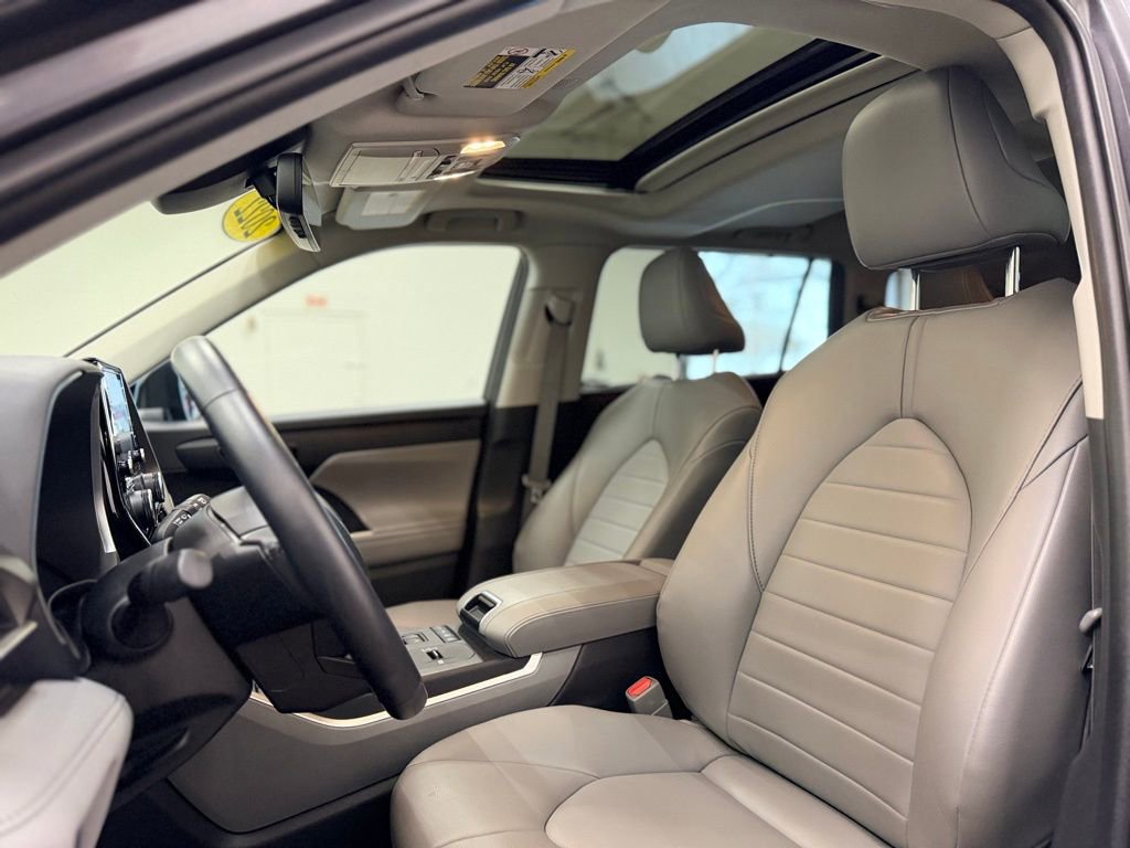Used 2022 Toyota Highlander XLE image 12
