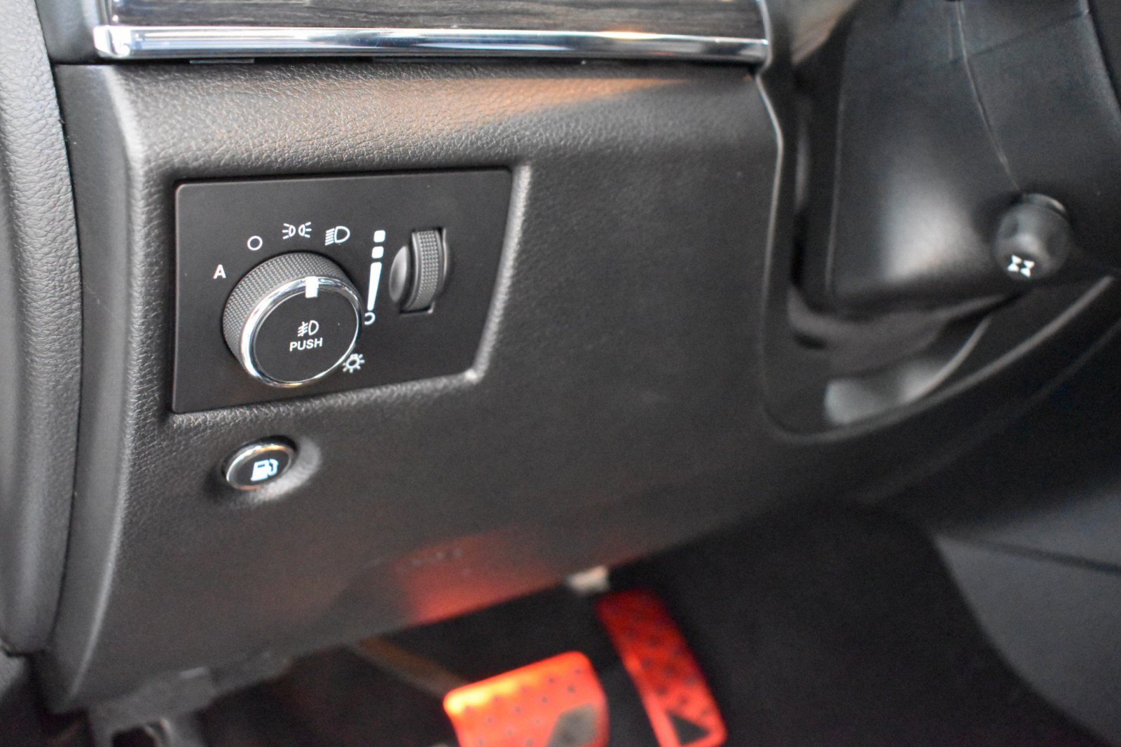 Used 2020 Jeep Grand Cherokee Overland AWD/4WD image 24