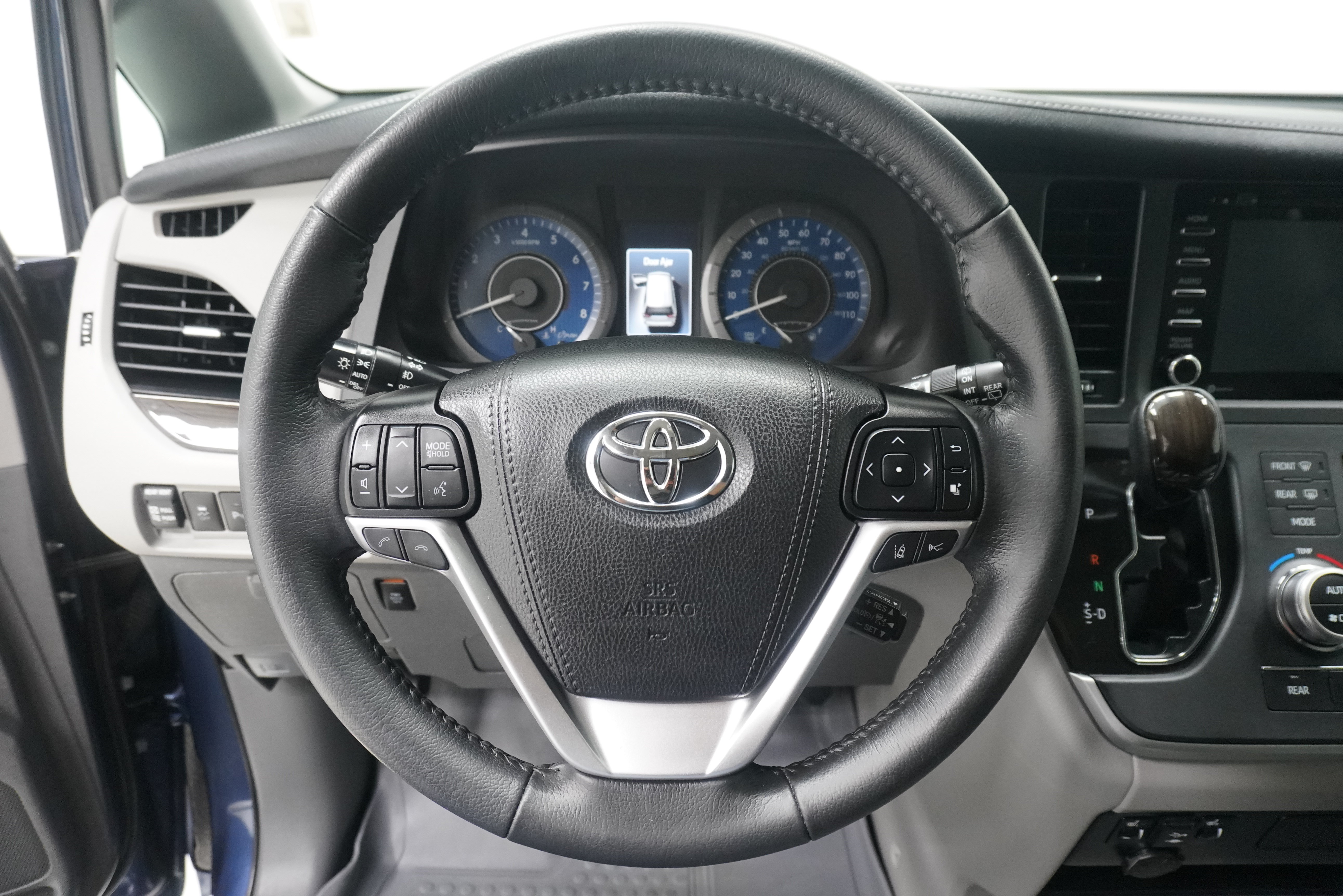 Used 2020 Toyota Sienna XLE w/ XLE Navigation Package FWD image 17