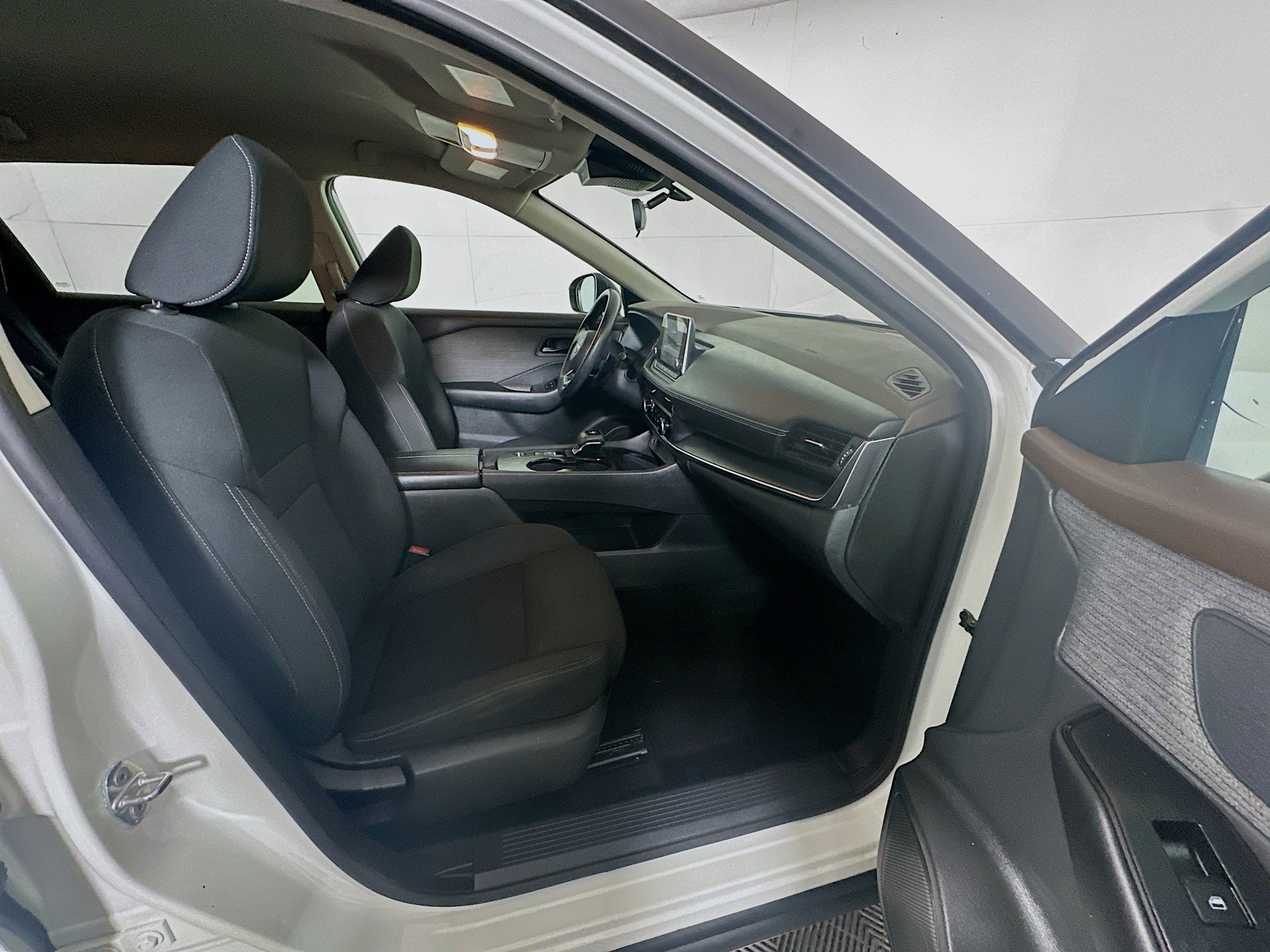 Used 2023 Nissan Rogue S image 29