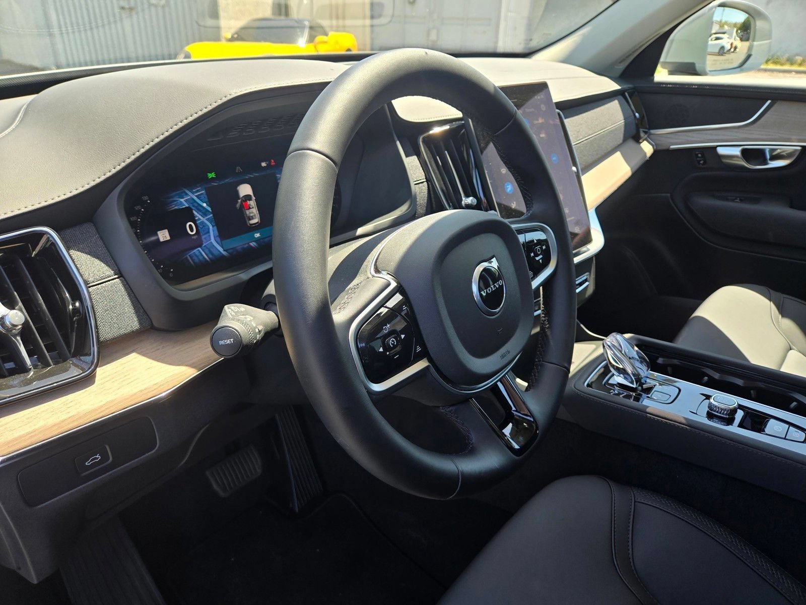 Certified 2025 Volvo XC90 B6 Plus AWD/4WD image 17