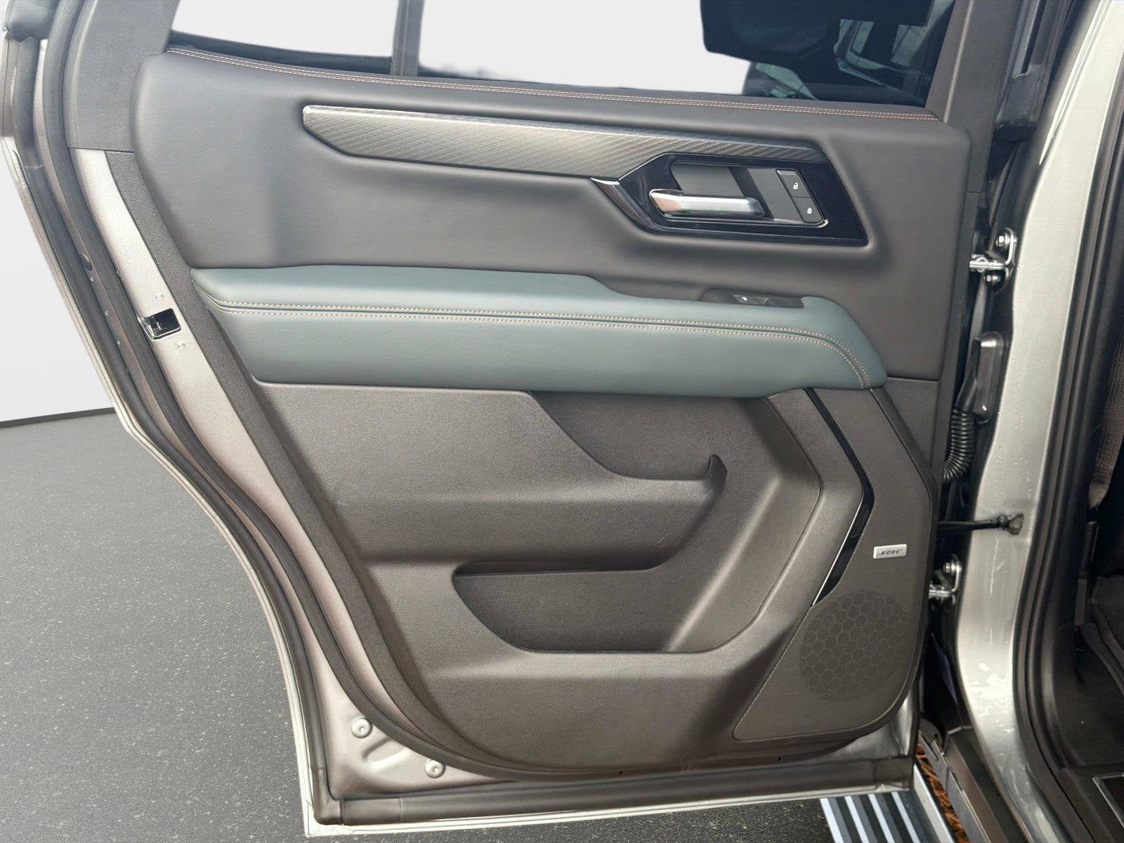 Used 2025 GMC Yukon AT4 w/ AT4 Premium Plus Package AWD/4WD image 13