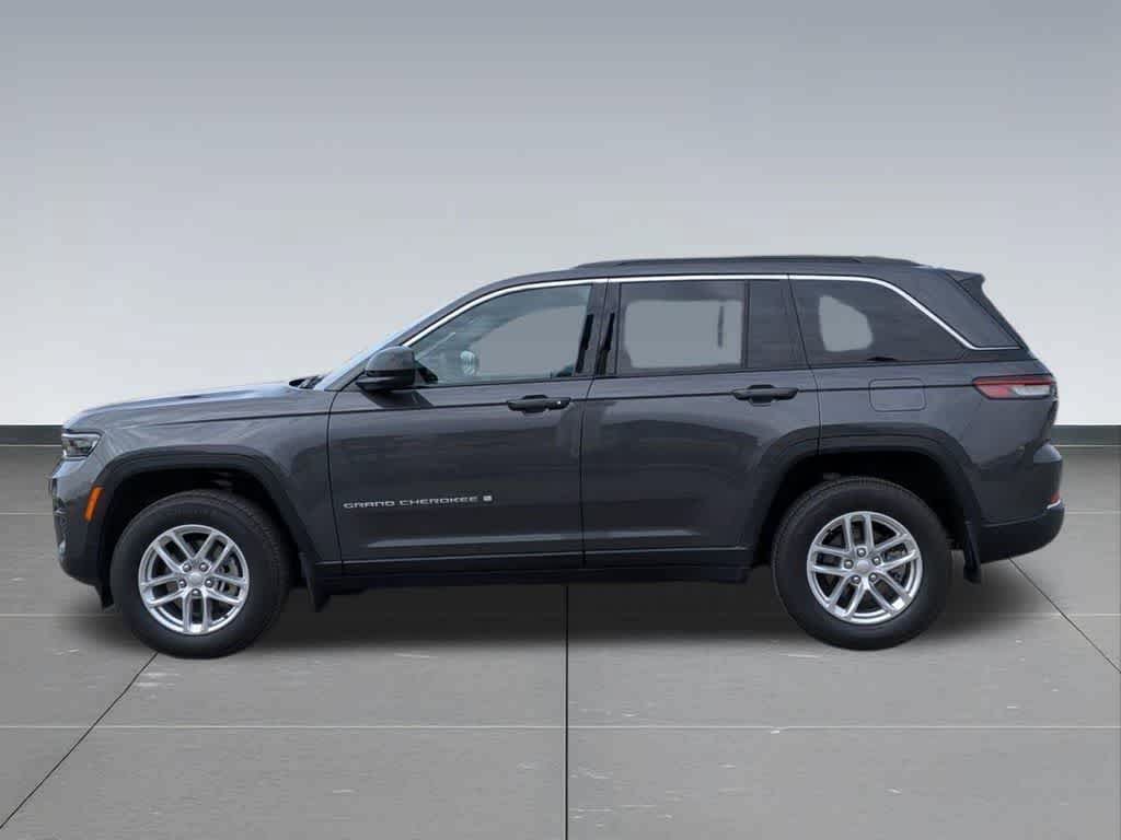 Certified 2025 Jeep Grand Cherokee Laredo X w/ Luxury Tech Group I AWD/4WD image 3
