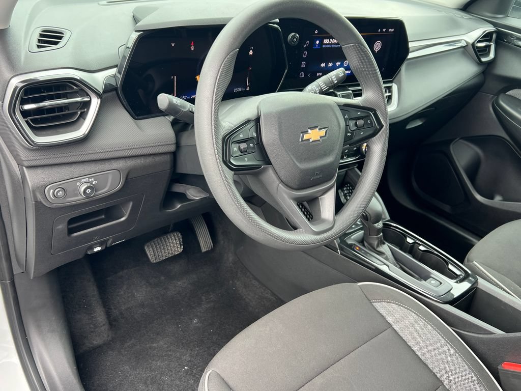 Used 2025 Chevrolet TrailBlazer LT AWD/4WD image 18