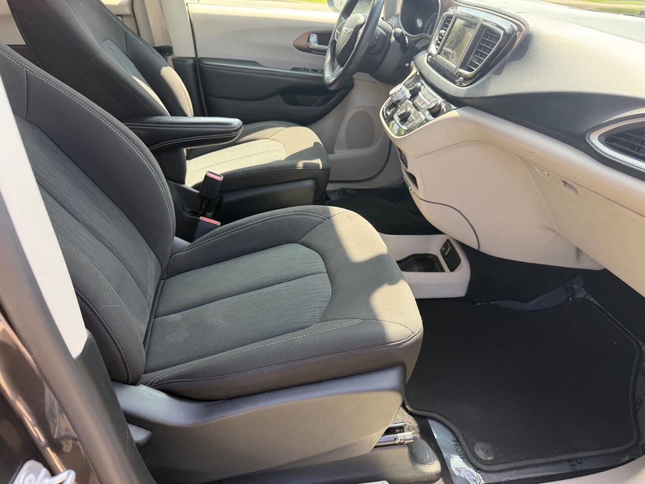 Used 2021 Chrysler Voyager LX FWD image 12