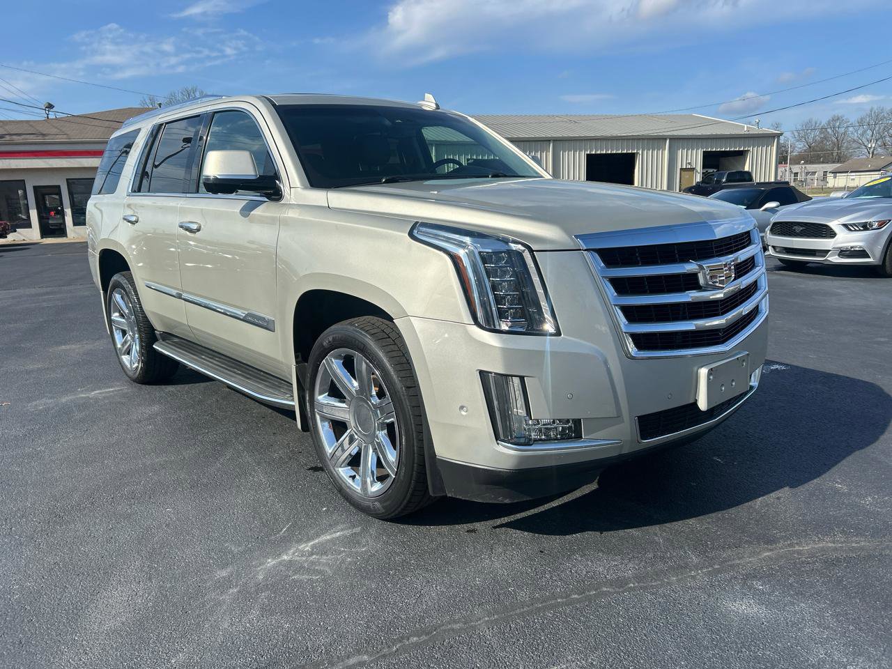 Used 2017 Cadillac Escalade Luxury AWD/4WD image 3