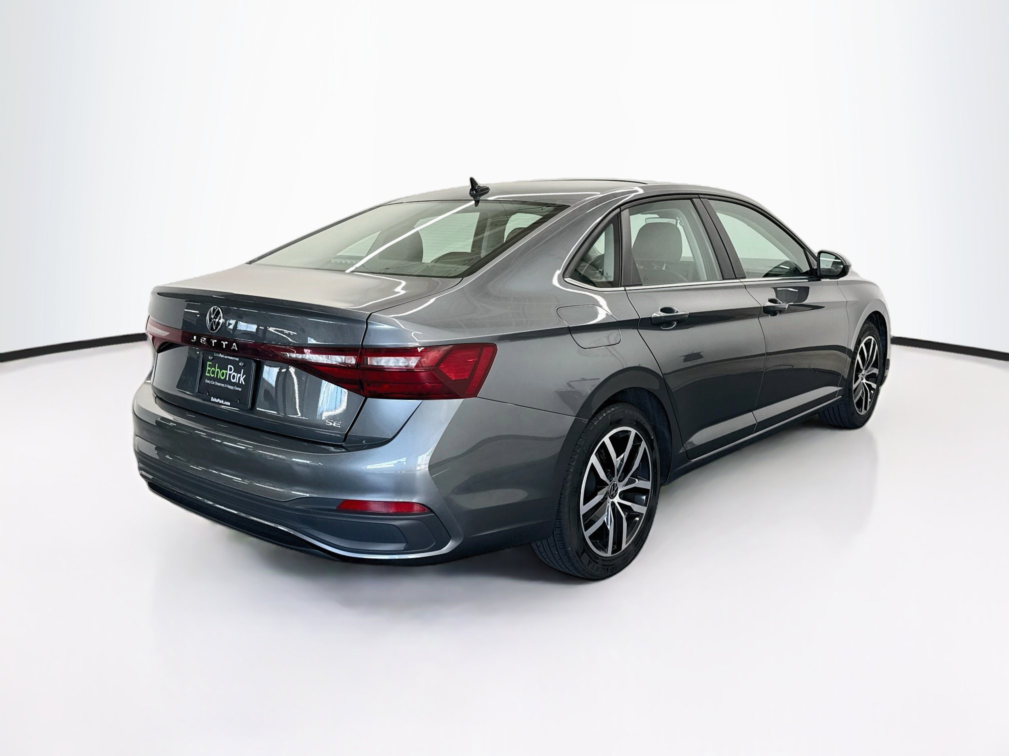 Used 2025 Volkswagen Jetta SE FWD image 9