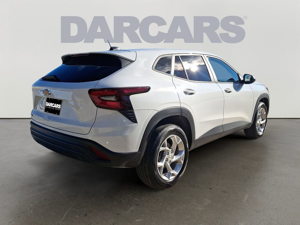 Used 2025 Chevrolet Trax LS w/ LS Convenience Package image 6