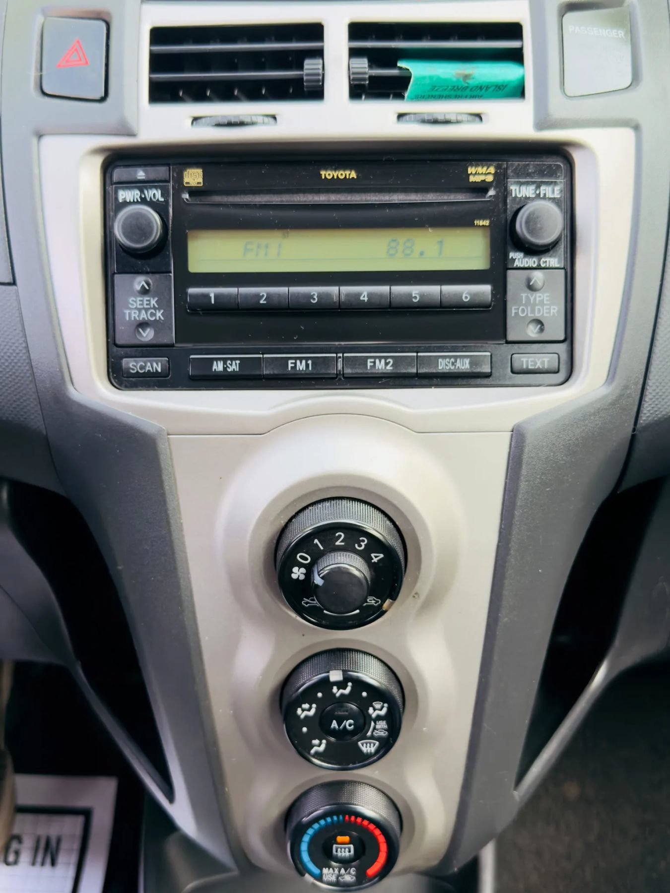 Used 2010 Toyota Yaris 4-Door Hatchback FWD image 14