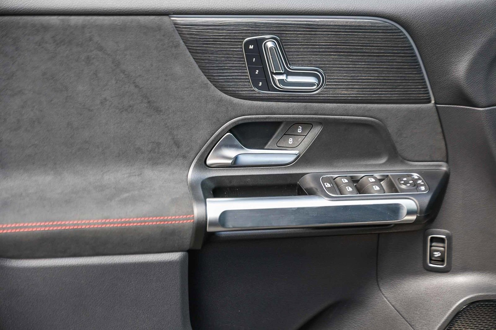 Used 2024 Mercedes-Benz EQB 300 4MATIC image 20