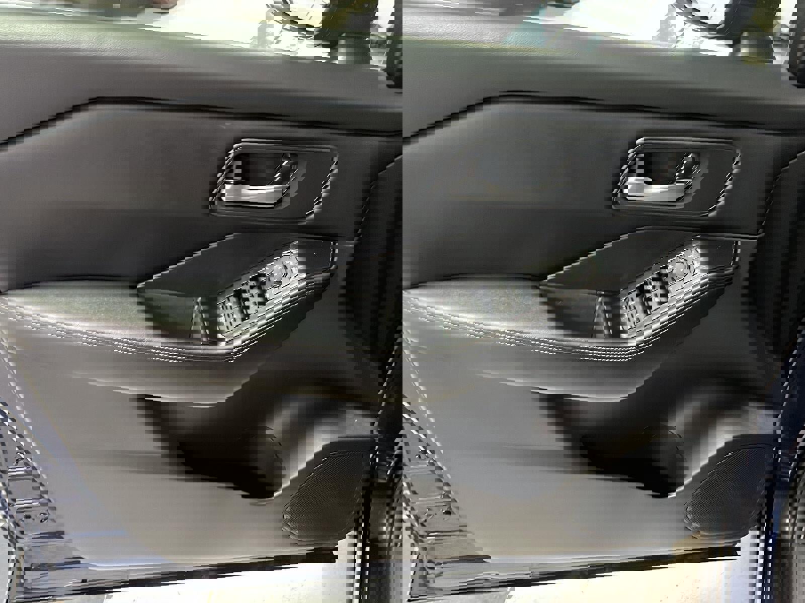 Used 2024 Nissan Rogue SV image 14