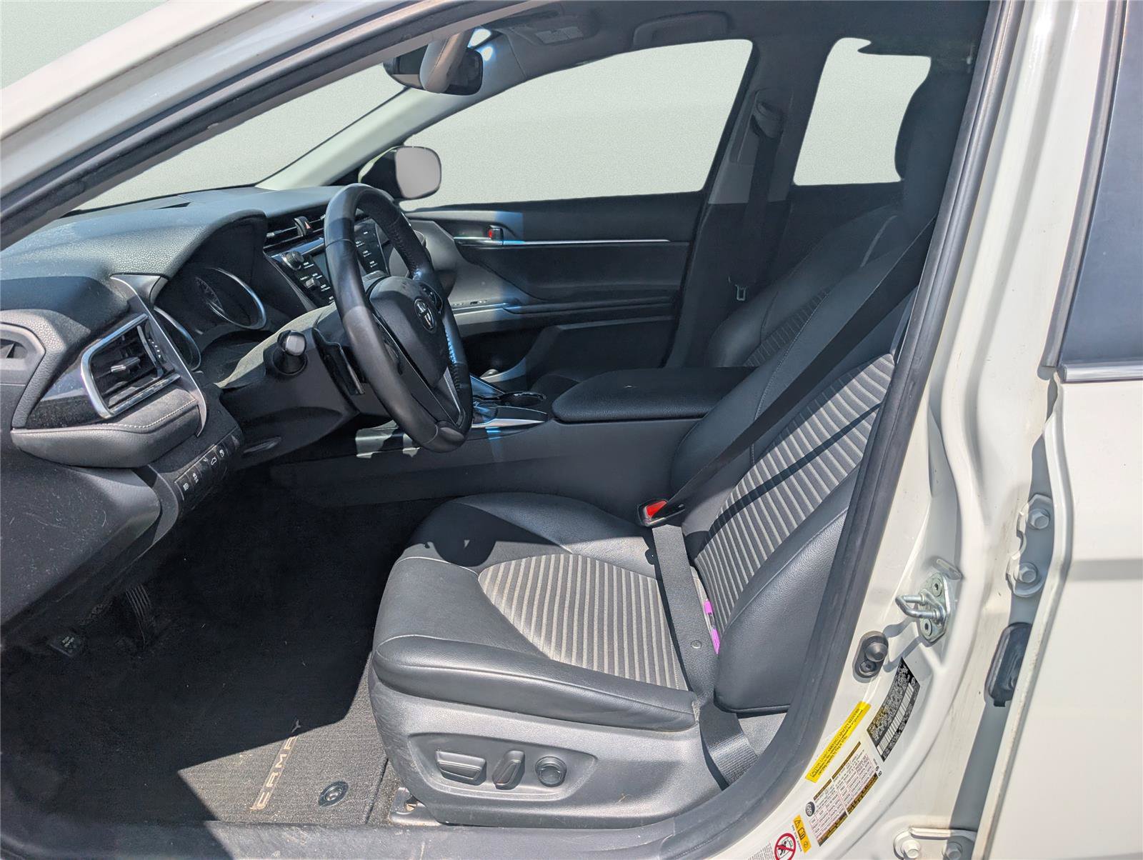 Used 2018 Toyota Camry SE w/ Convenience Package FWD image 10