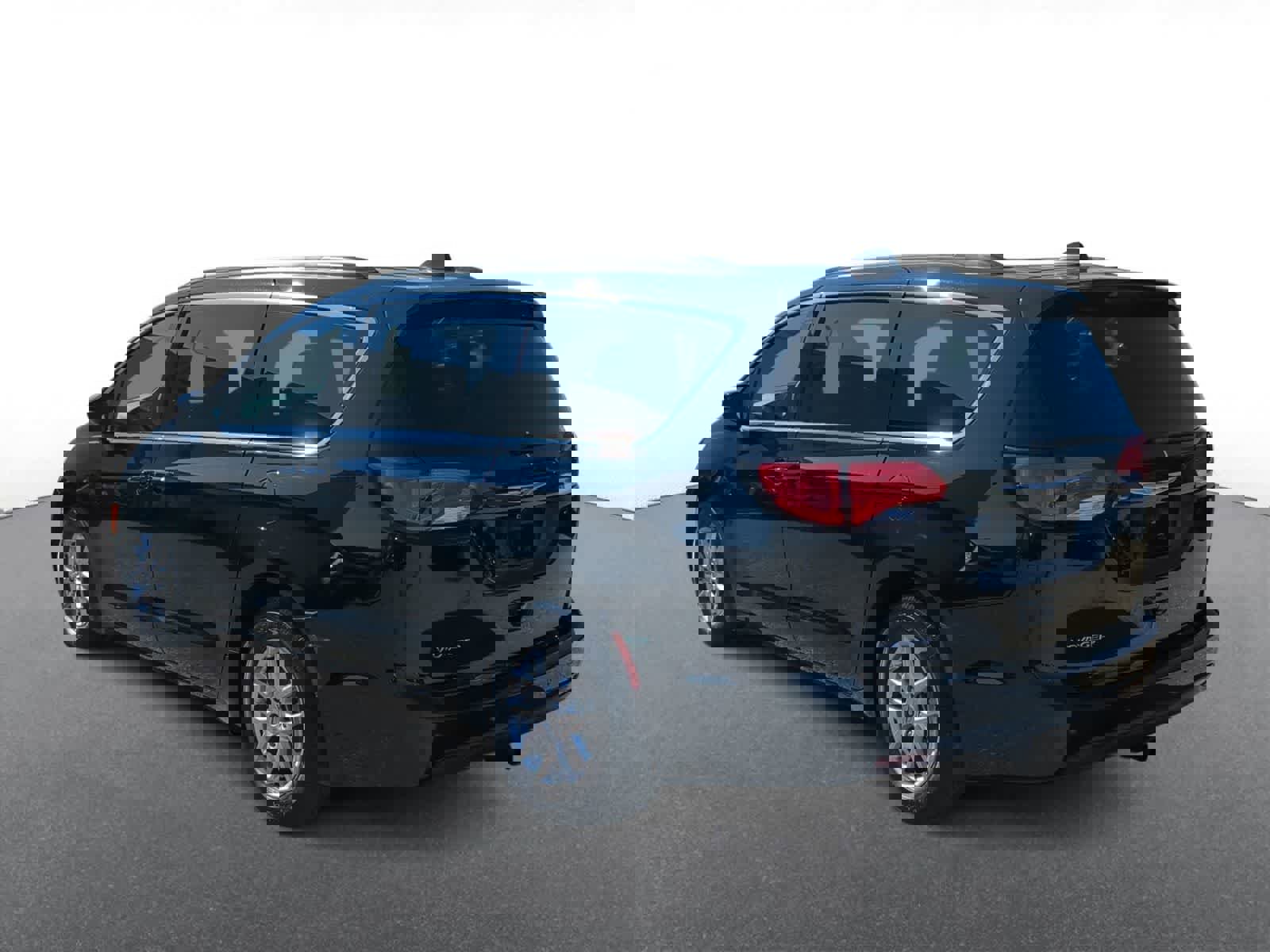 Used 2025 Chrysler Voyager LX image 6