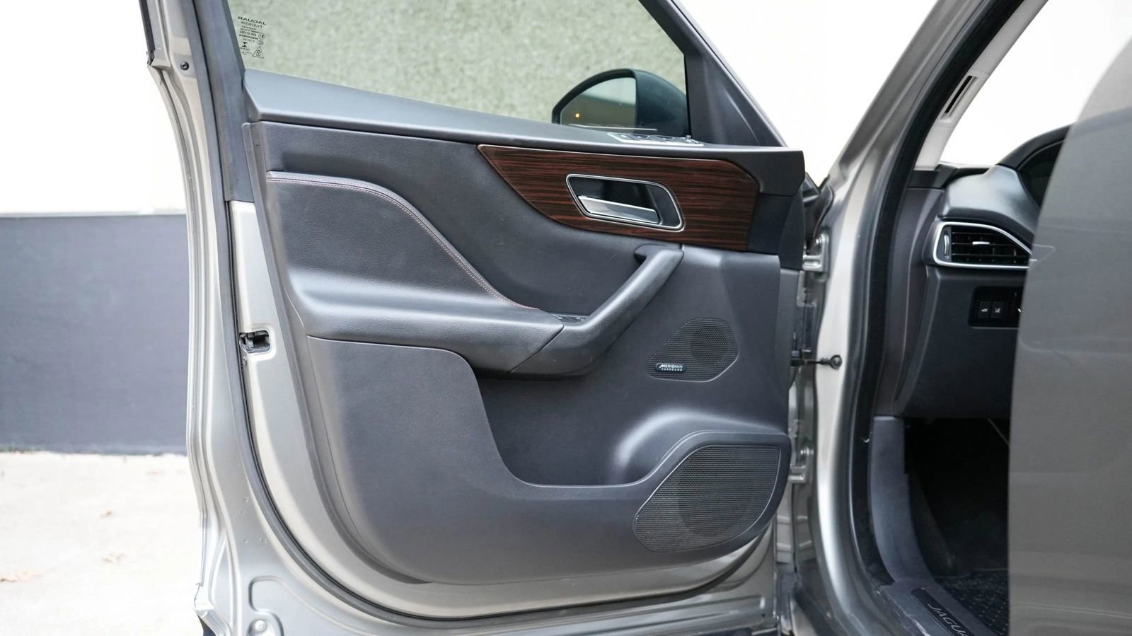 Used 2018 Jaguar F-PACE Prestige image 19