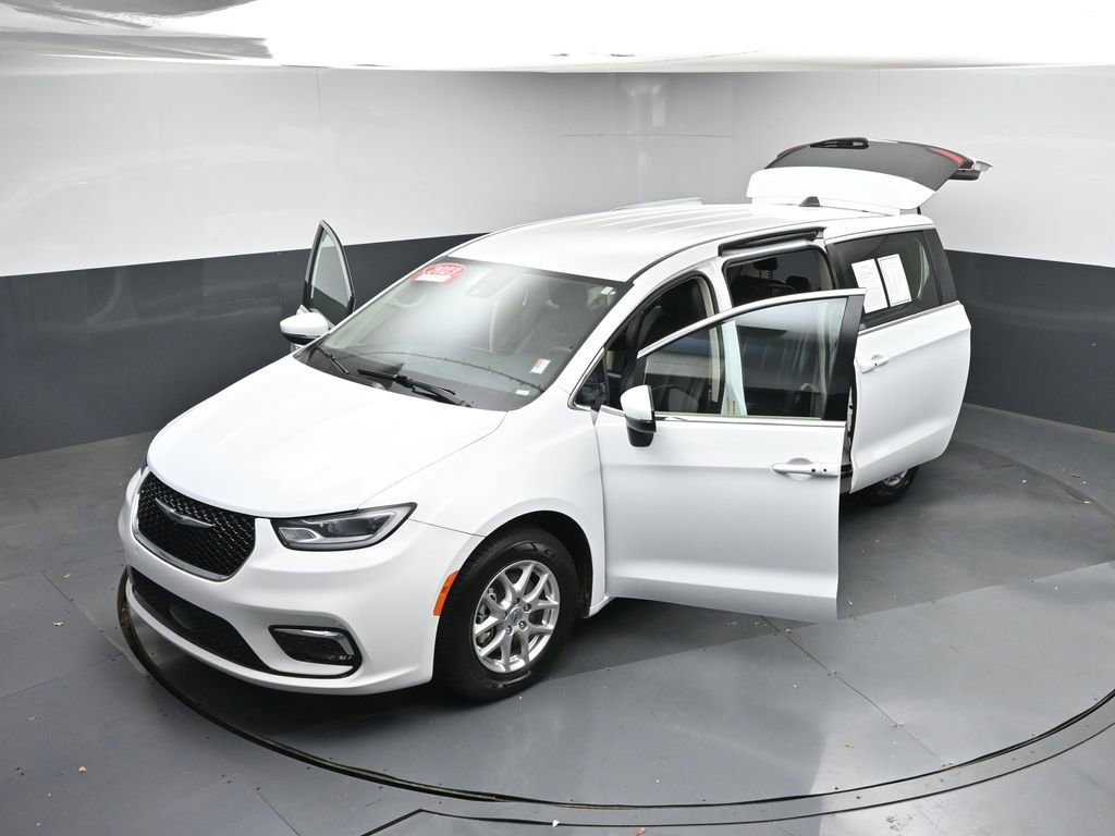 Used 2023 Chrysler Pacifica Touring-L image 49