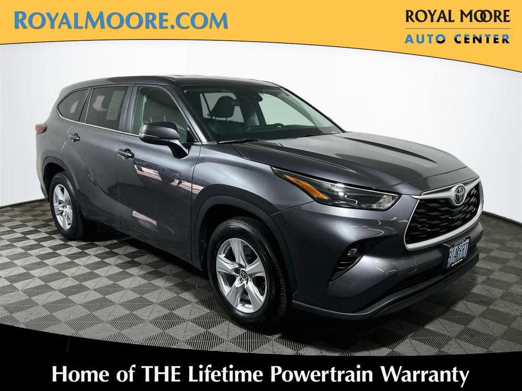 Used 2023 Toyota Highlander LE FWD image 1
