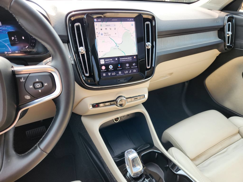 Certified 2025 Volvo XC40 B5 Plus AWD/4WD image 29
