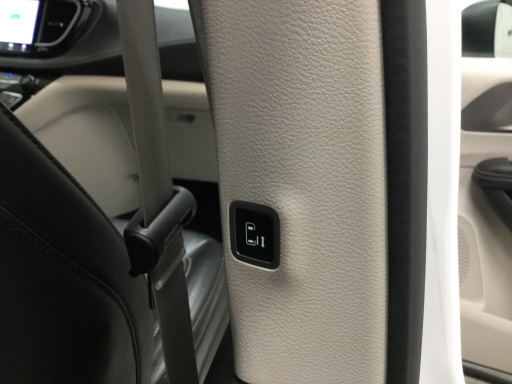 Used 2023 Chrysler Pacifica Touring-L AWD/4WD image 18