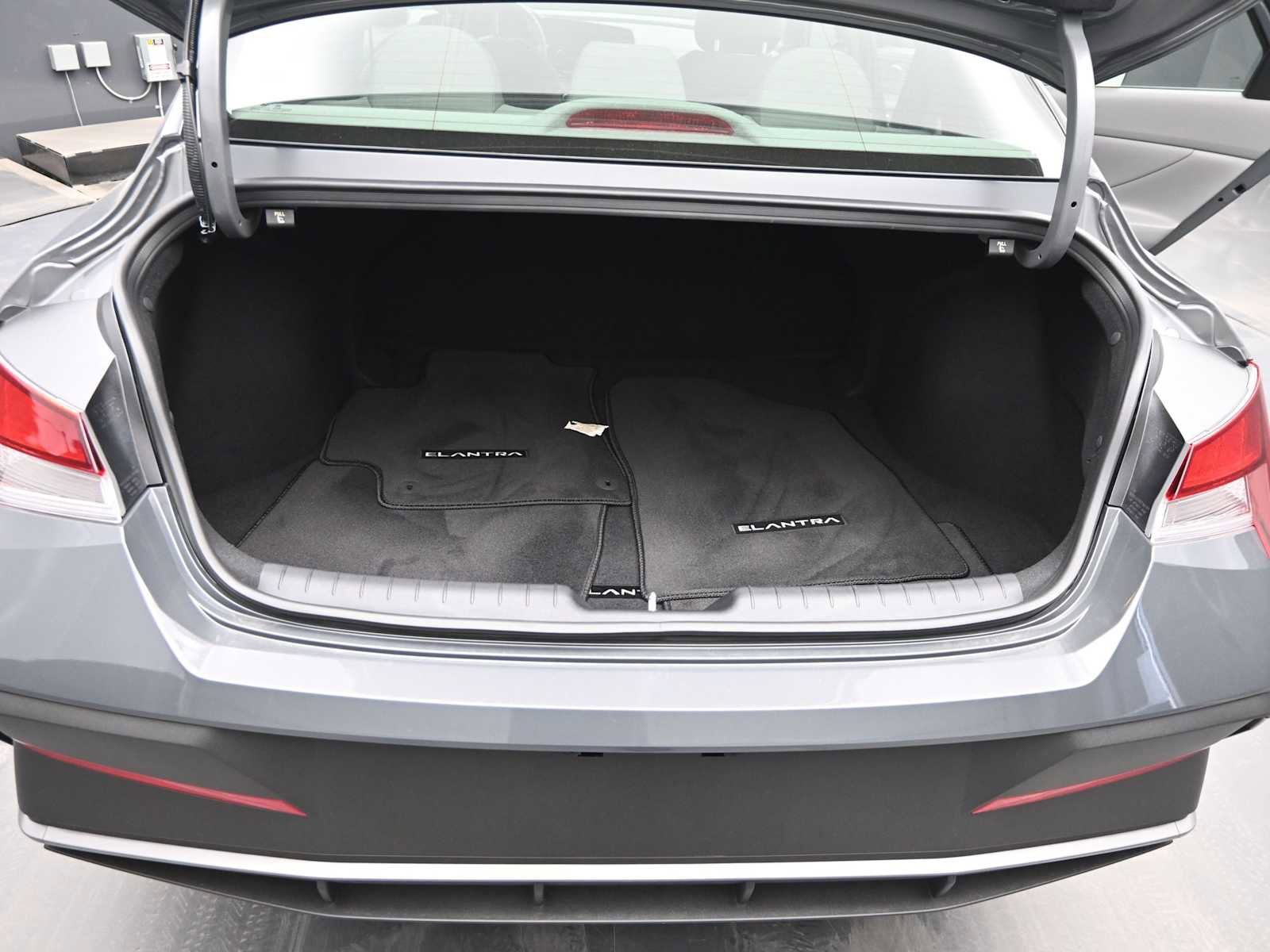 Certified 2025 Hyundai Elantra Sport image 13