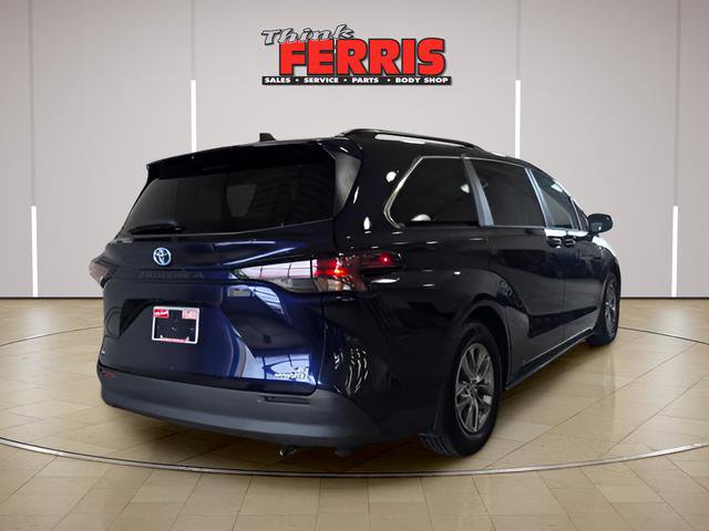 Used 2023 Toyota Sienna LE image 5