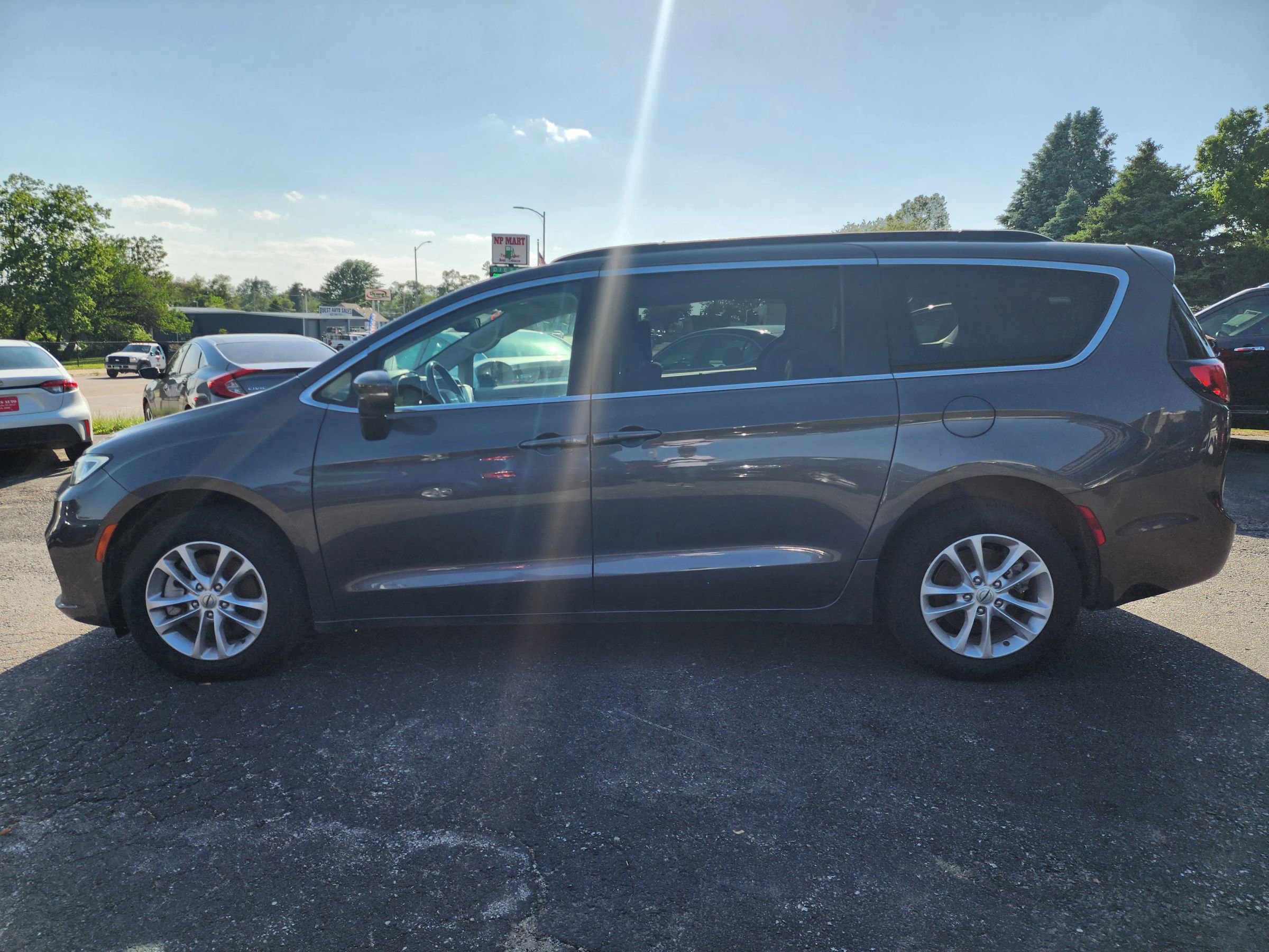 Used 2021 Chrysler Pacifica Touring w/ Cold Weather Group image 4
