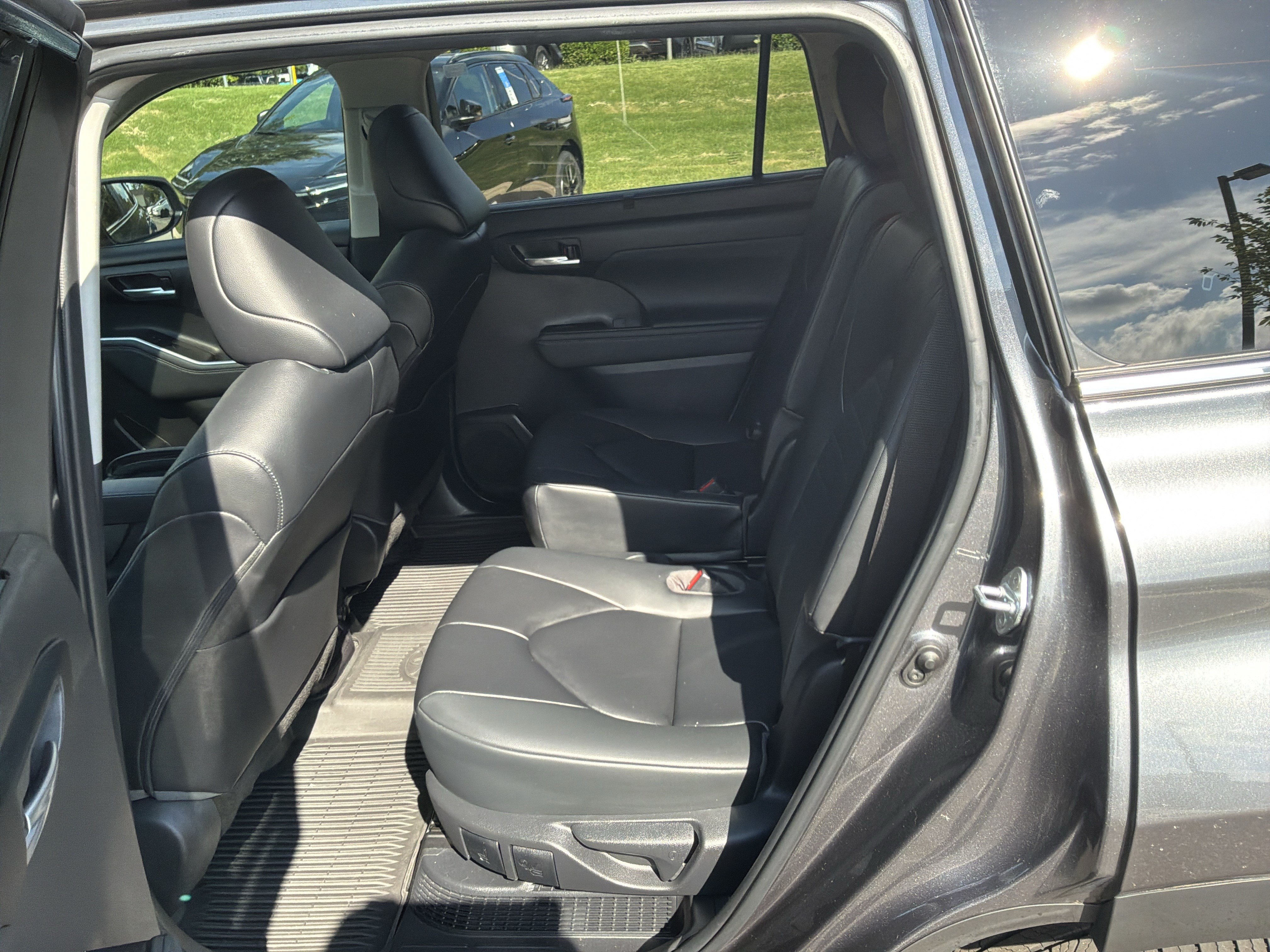 Used 2023 Toyota Highlander XLE FWD image 31