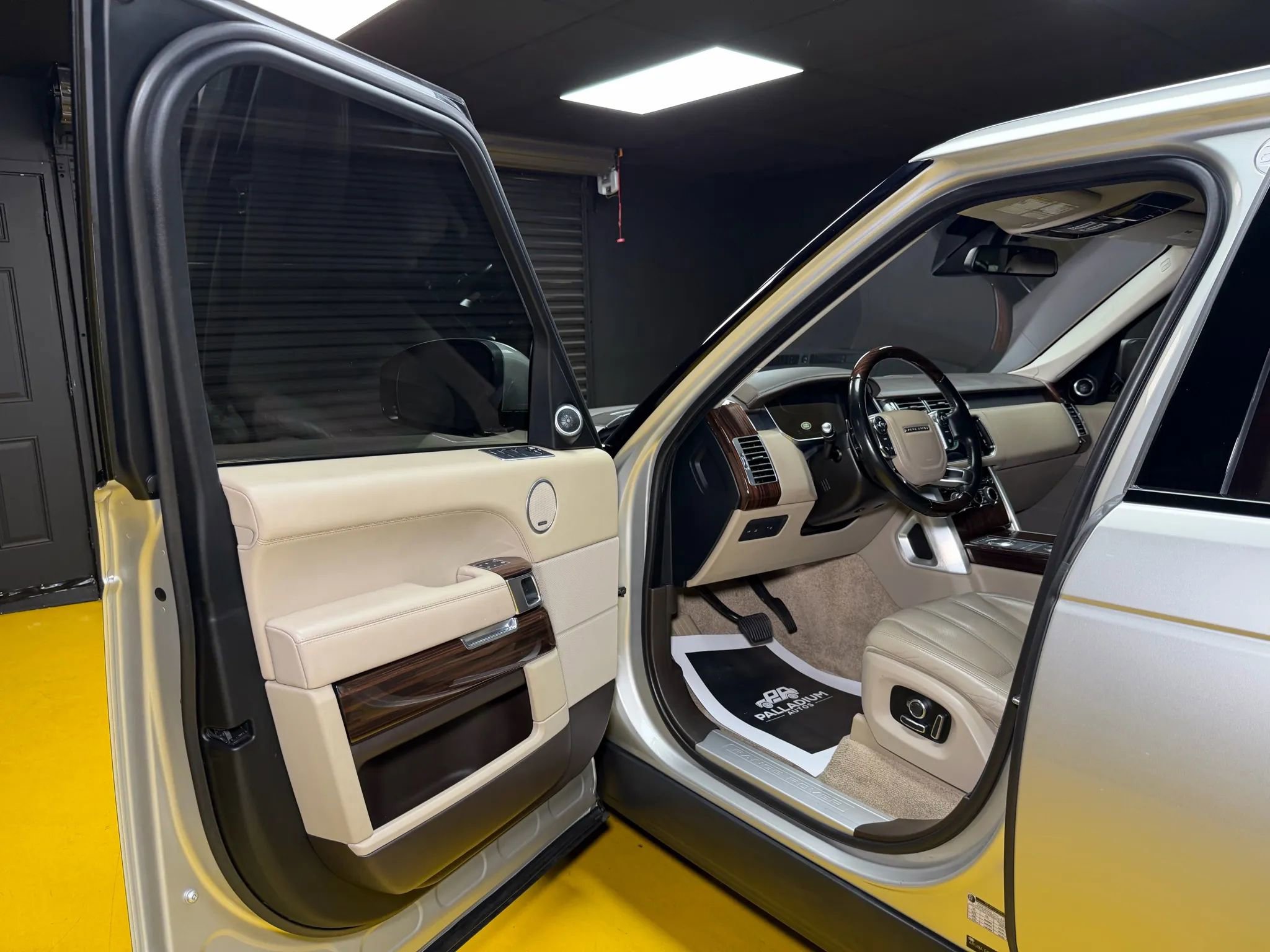 Used 2016 Land Rover Range Rover HSE image 37