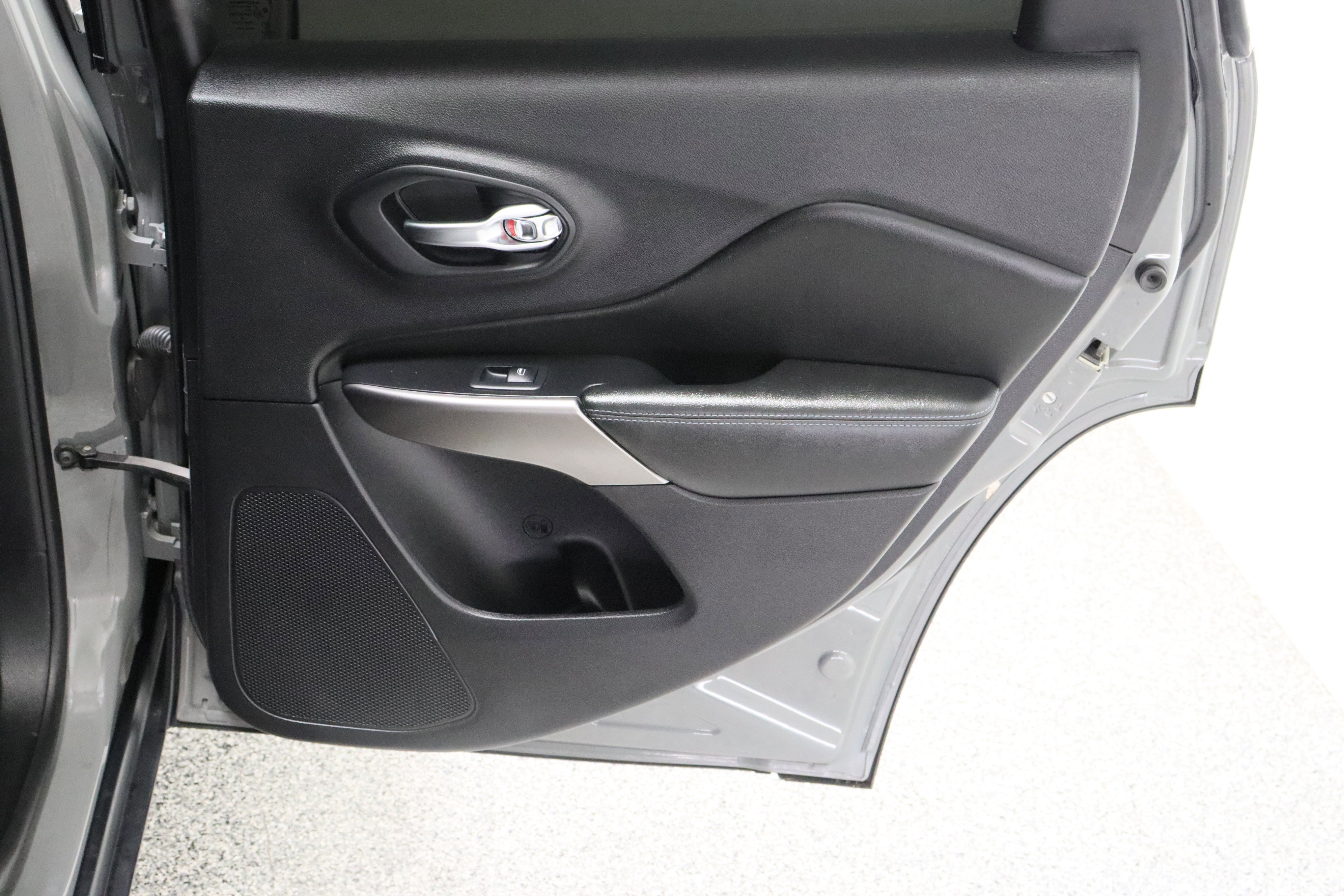 Used 2020 Jeep Cherokee Latitude Plus FWD image 33