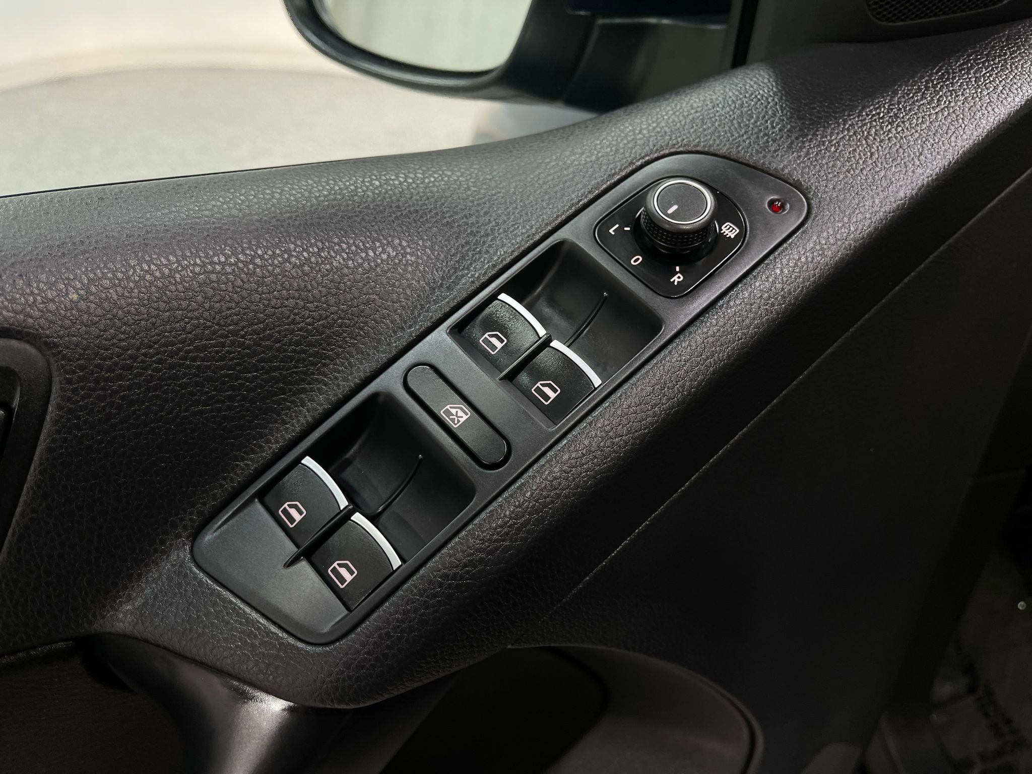 Used 2016 Volkswagen Tiguan SE image 16