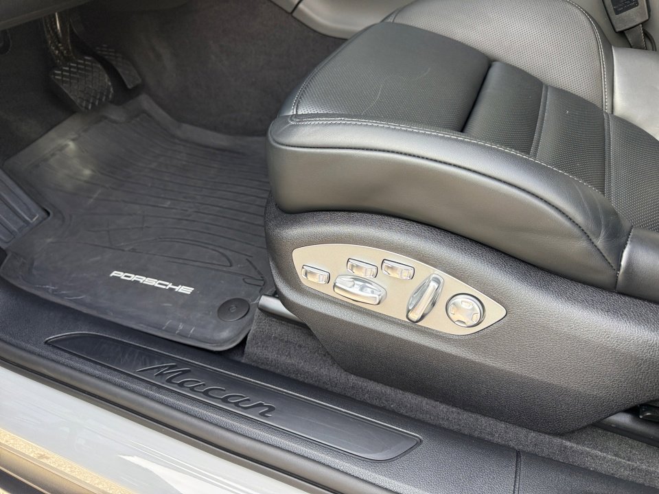 Certified 2025 Porsche Macan image 25