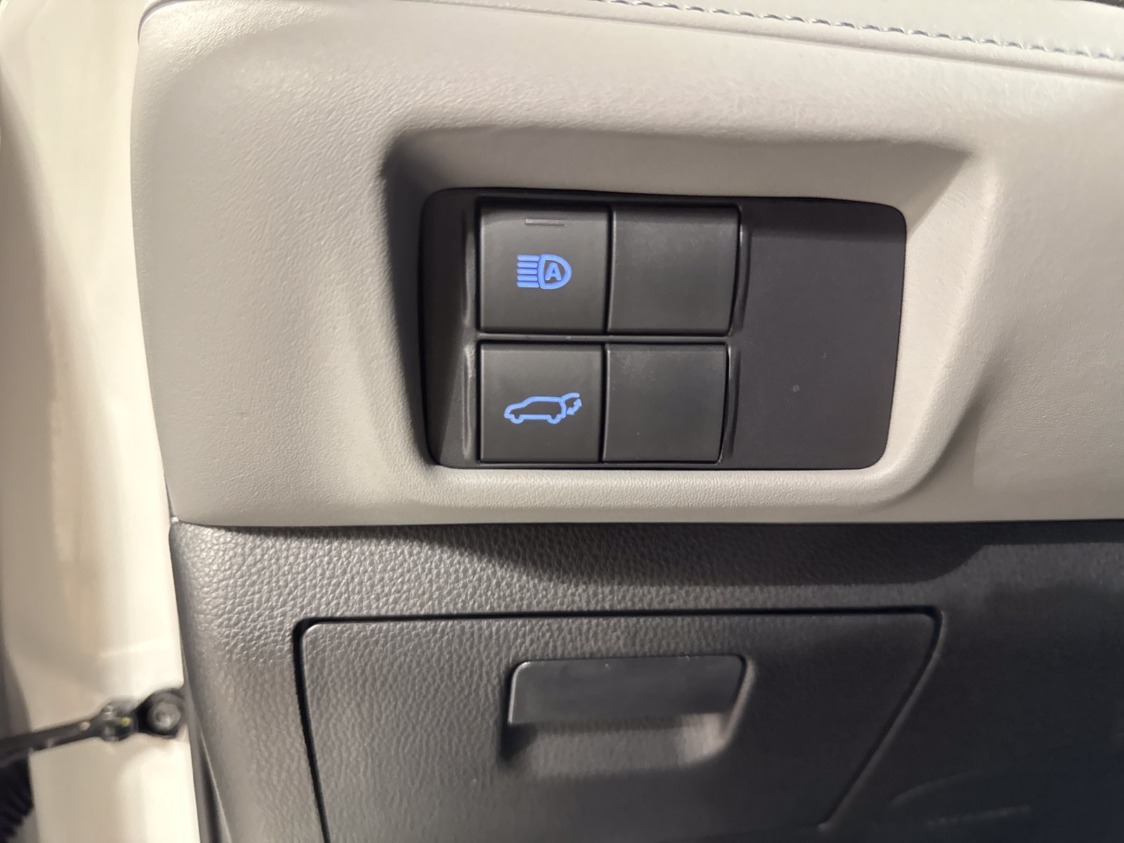 Used 2020 Toyota Highlander LE AWD/4WD image 17