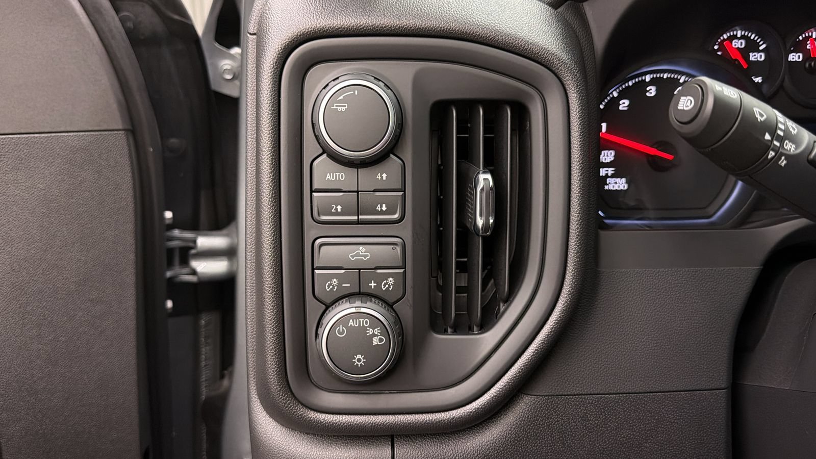 Used 2026 Chevrolet Silverado 1500 Custom Trail Boss w/ LPO, Dark Essentials Package AWD/4WD image 30