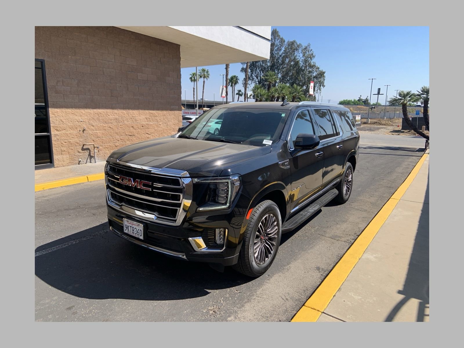 Used 2023 GMC Yukon XL SLT RWD image 1