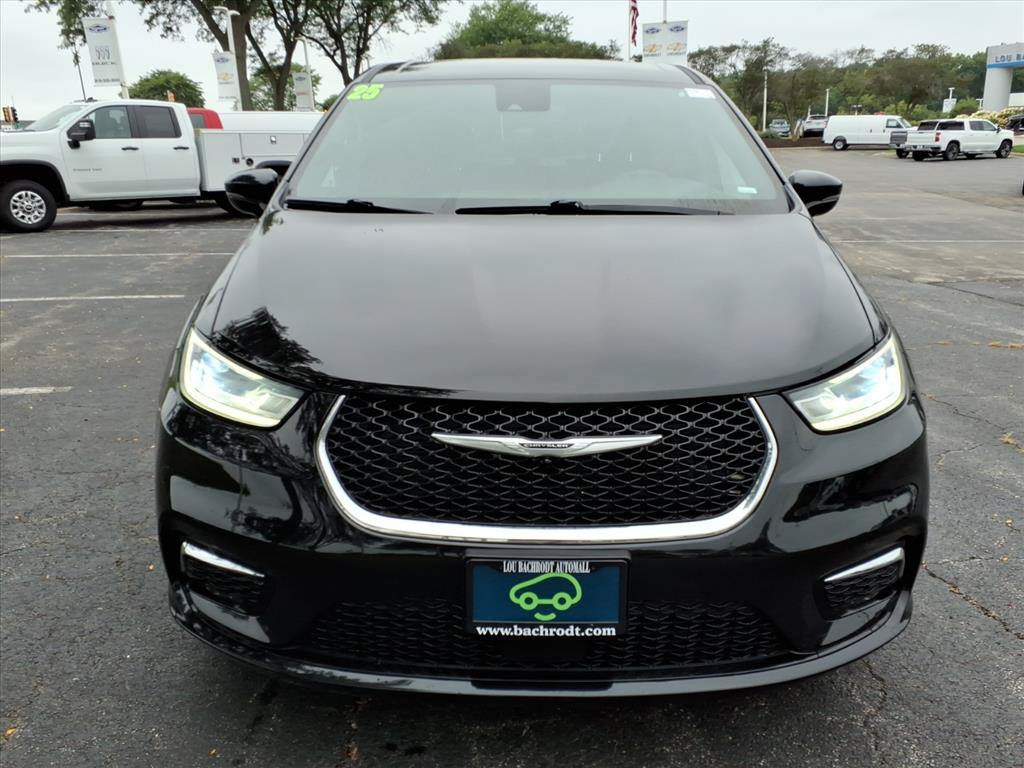 Used 2025 Chrysler Pacifica Select FWD image 2