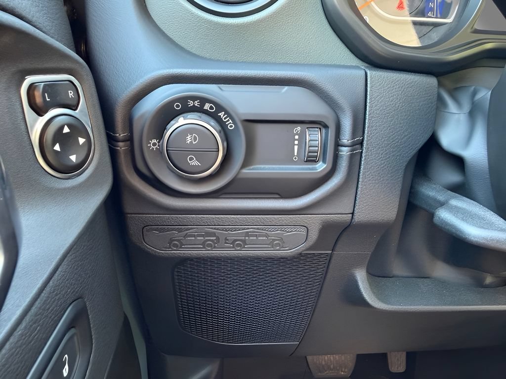 Used 2025 Jeep Gladiator Mojave w/ Convenience Group AWD/4WD image 31