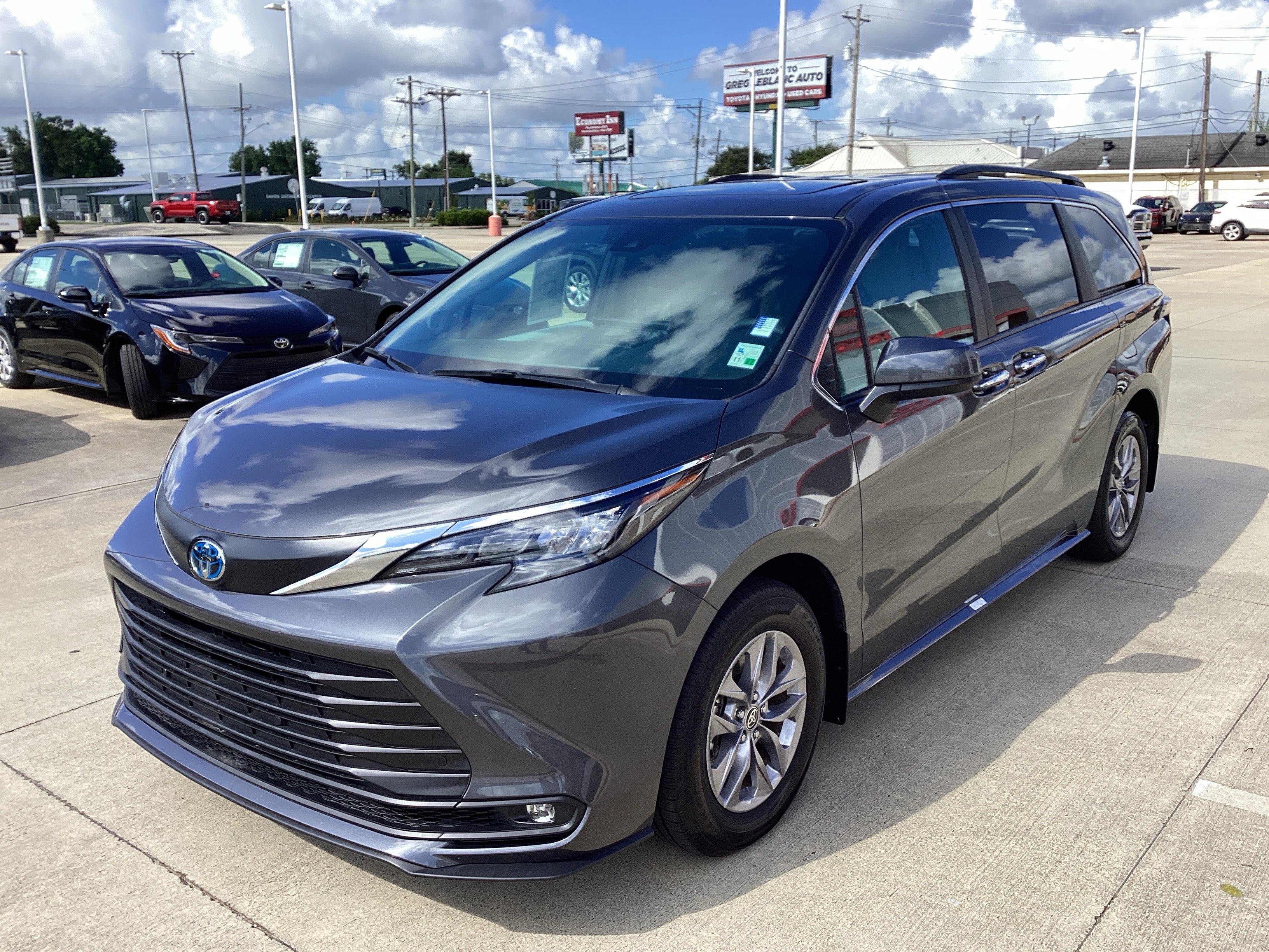 Used 2025 Toyota Sienna XLE w/ XLE Plus Package FWD image 3
