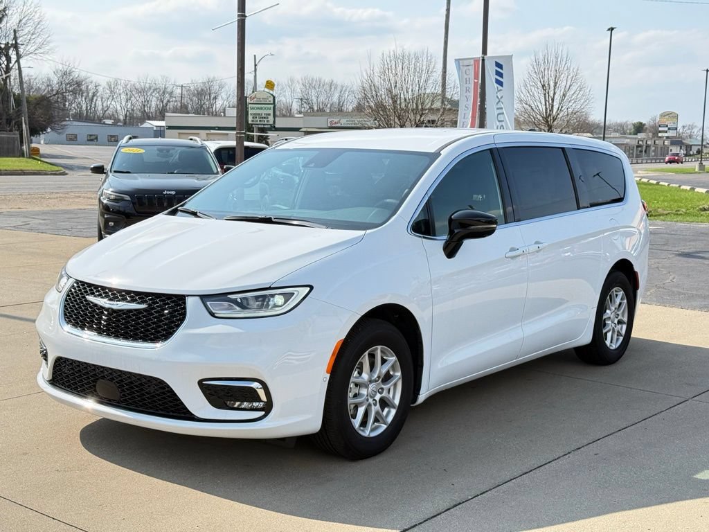 New 2025 Chrysler Pacifica Select FWD image 3