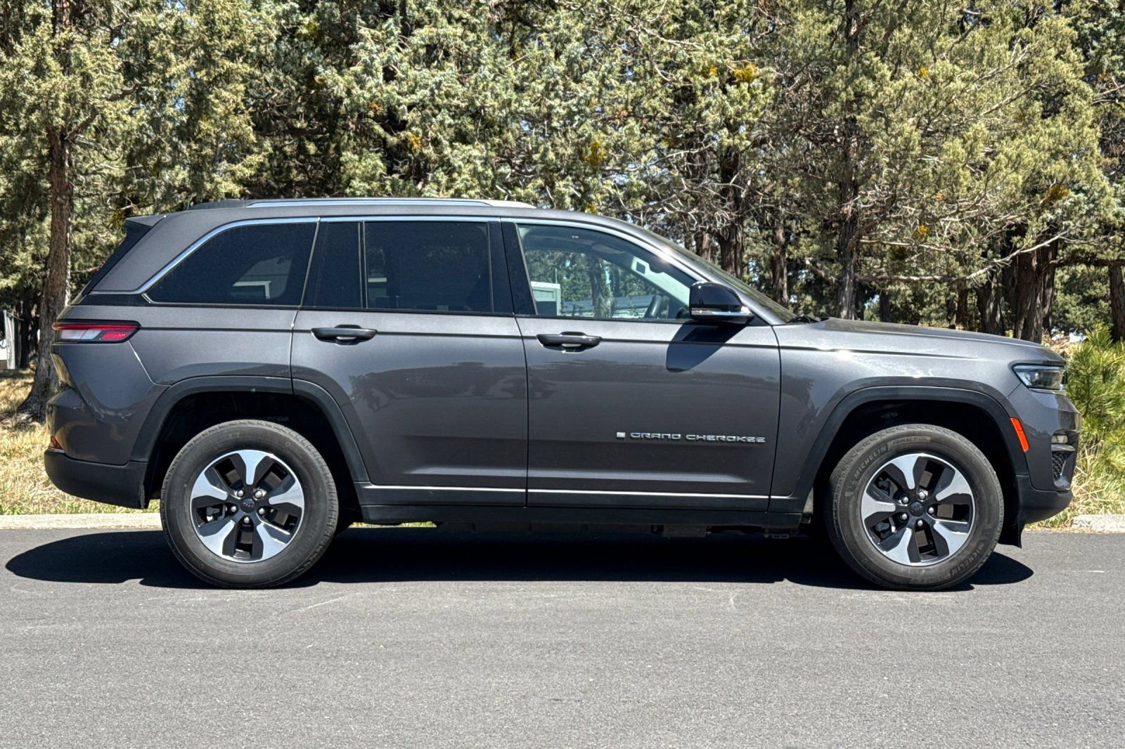 Used 2023 Jeep Grand Cherokee 4WD 4xe image 3