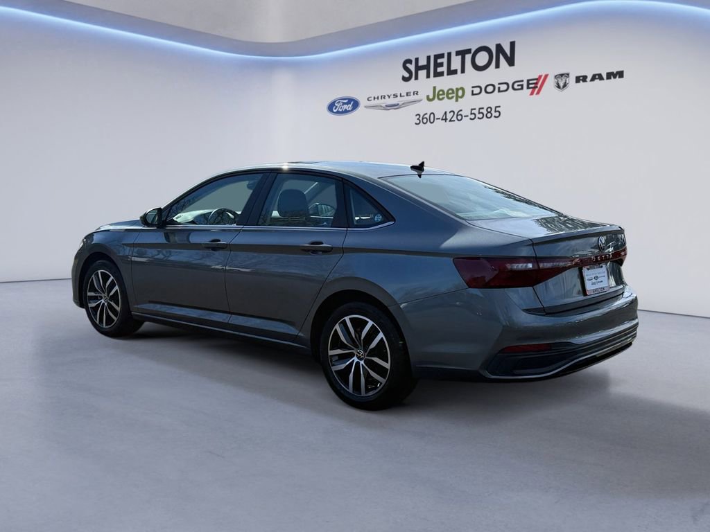 Used 2025 Volkswagen Jetta SE image 3