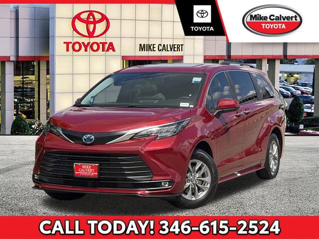 Used 2025 Toyota Sienna XLE w/ XLE Plus Package image 1
