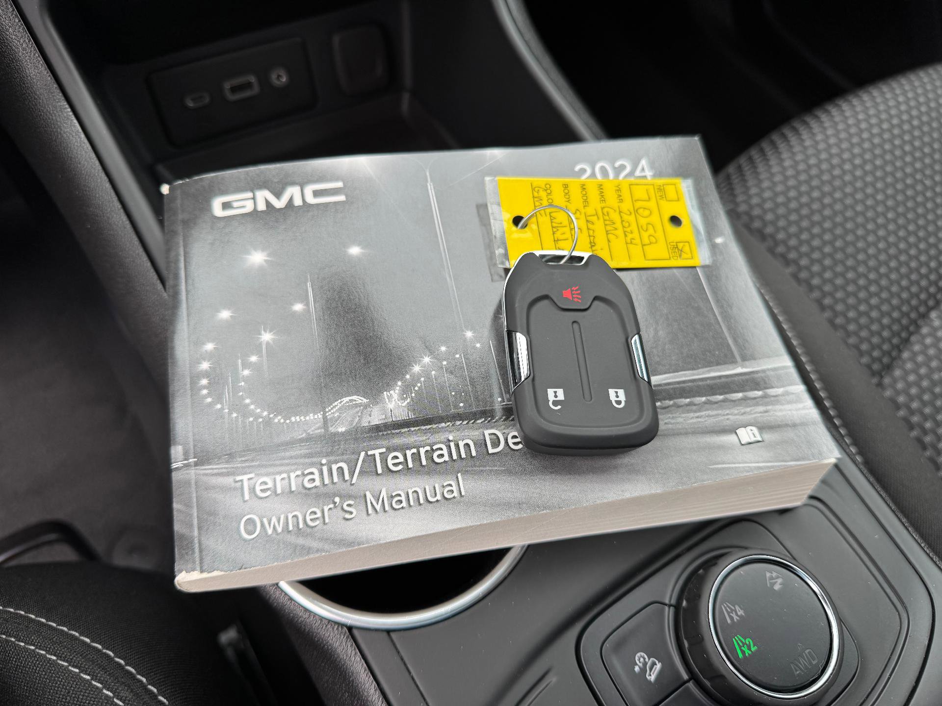 Used 2024 GMC Terrain SLE image 34