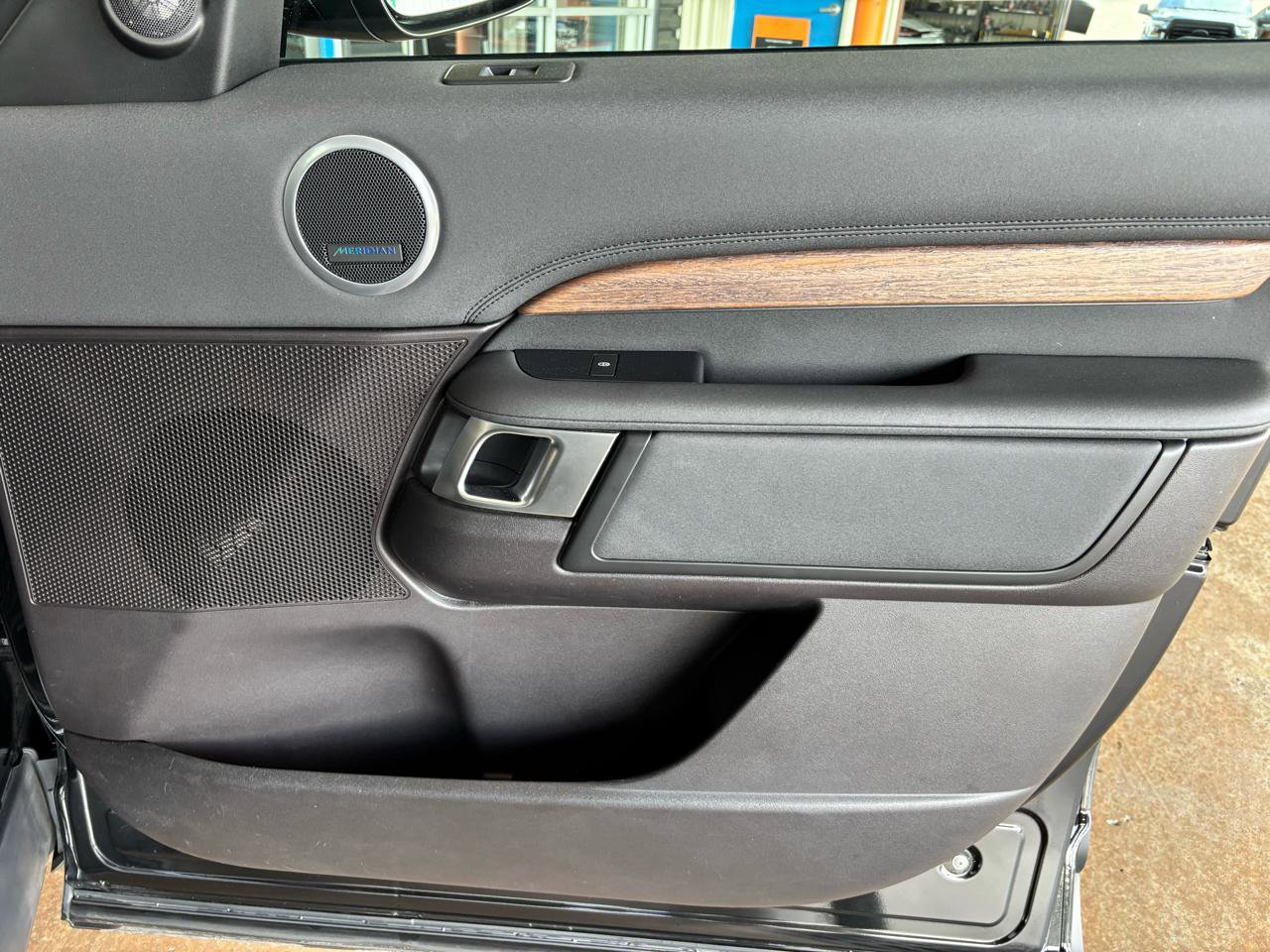 Used 2017 Land Rover Discovery HSE image 21