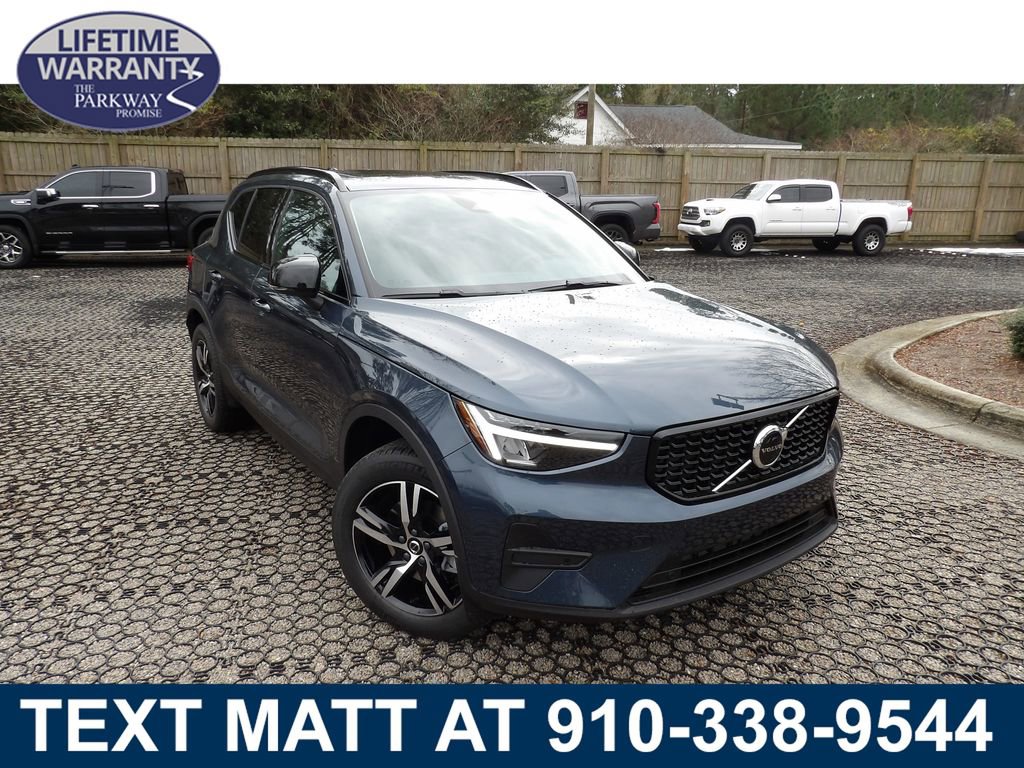 New 2026 Volvo XC40 B5 Core w/ Climate Package AWD/4WD image 1