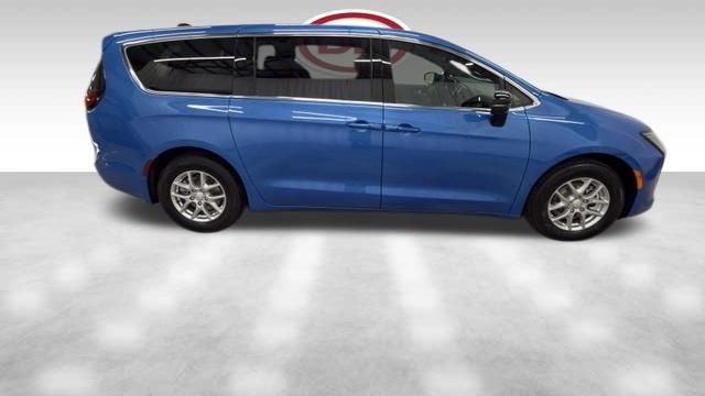 New 2027 Chrysler Pacifica Select FWD image 2