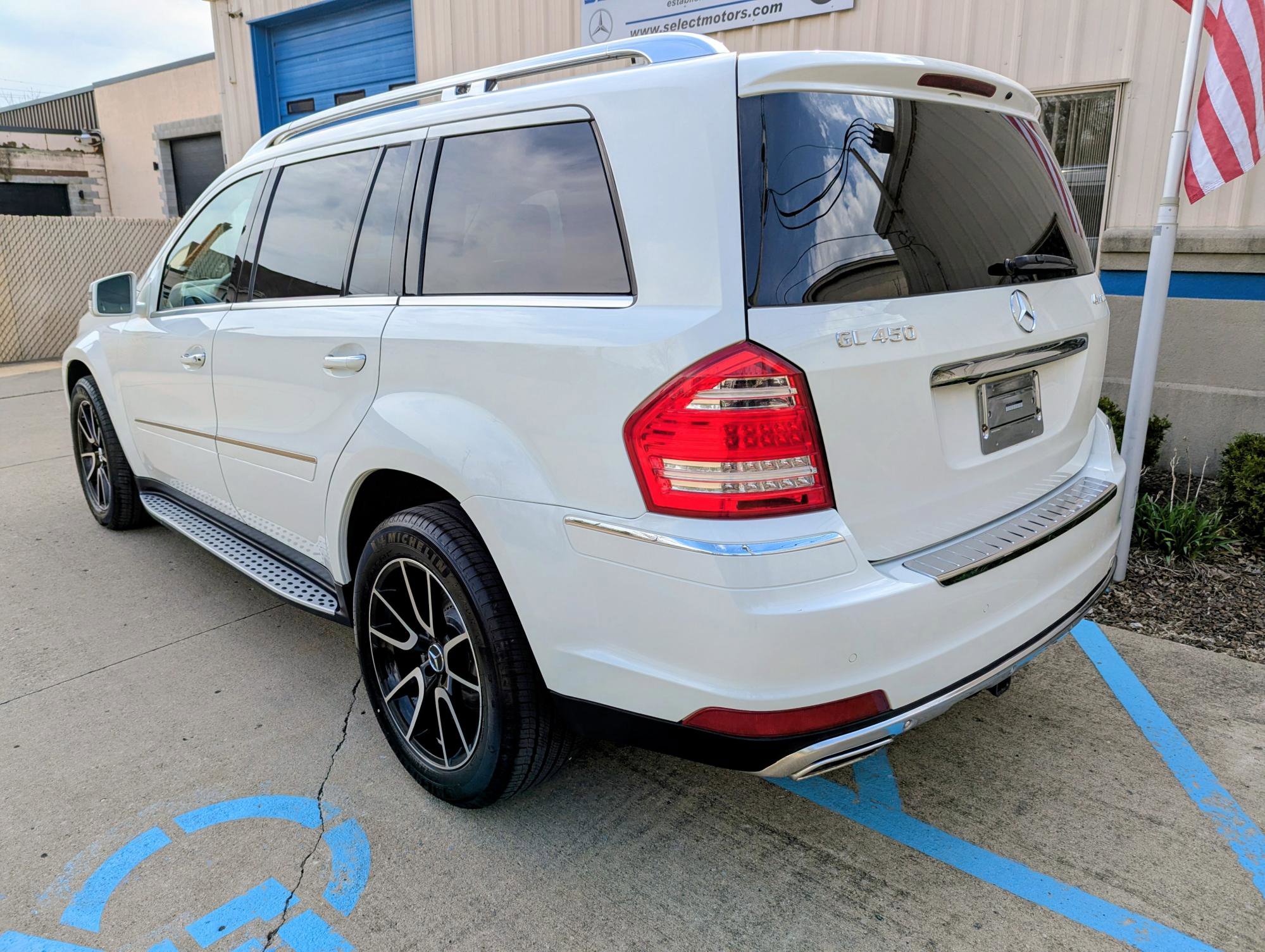 Used 2011 Mercedes-Benz GL 450 4MATIC image 4