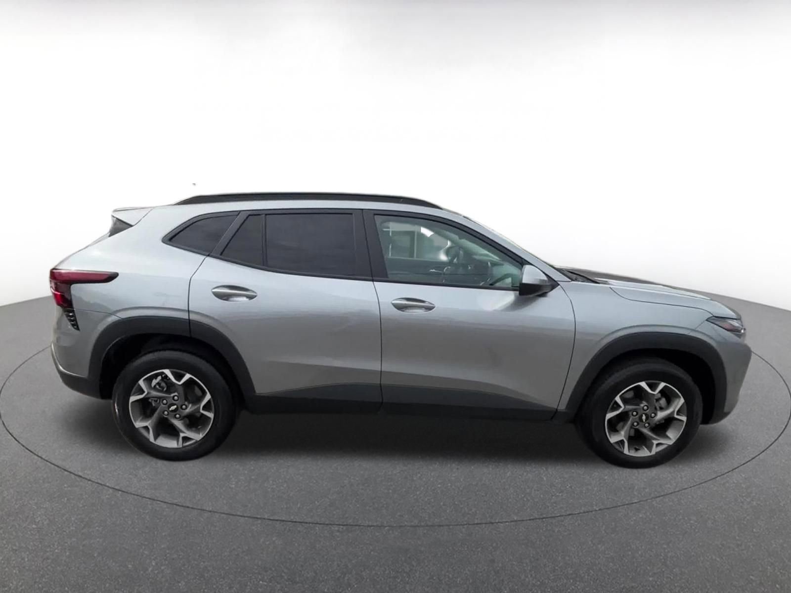 Used 2025 Chevrolet Trax LT w/ LT Convenience Package FWD image 16