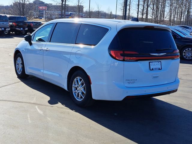 Used 2024 Chrysler Pacifica Touring-L image 4