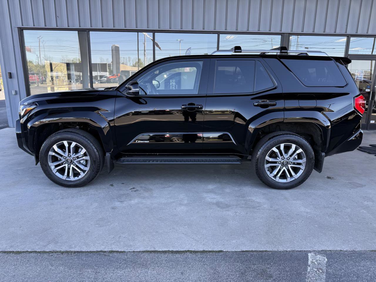 Used 2025 Toyota 4Runner Limited AWD/4WD image 9