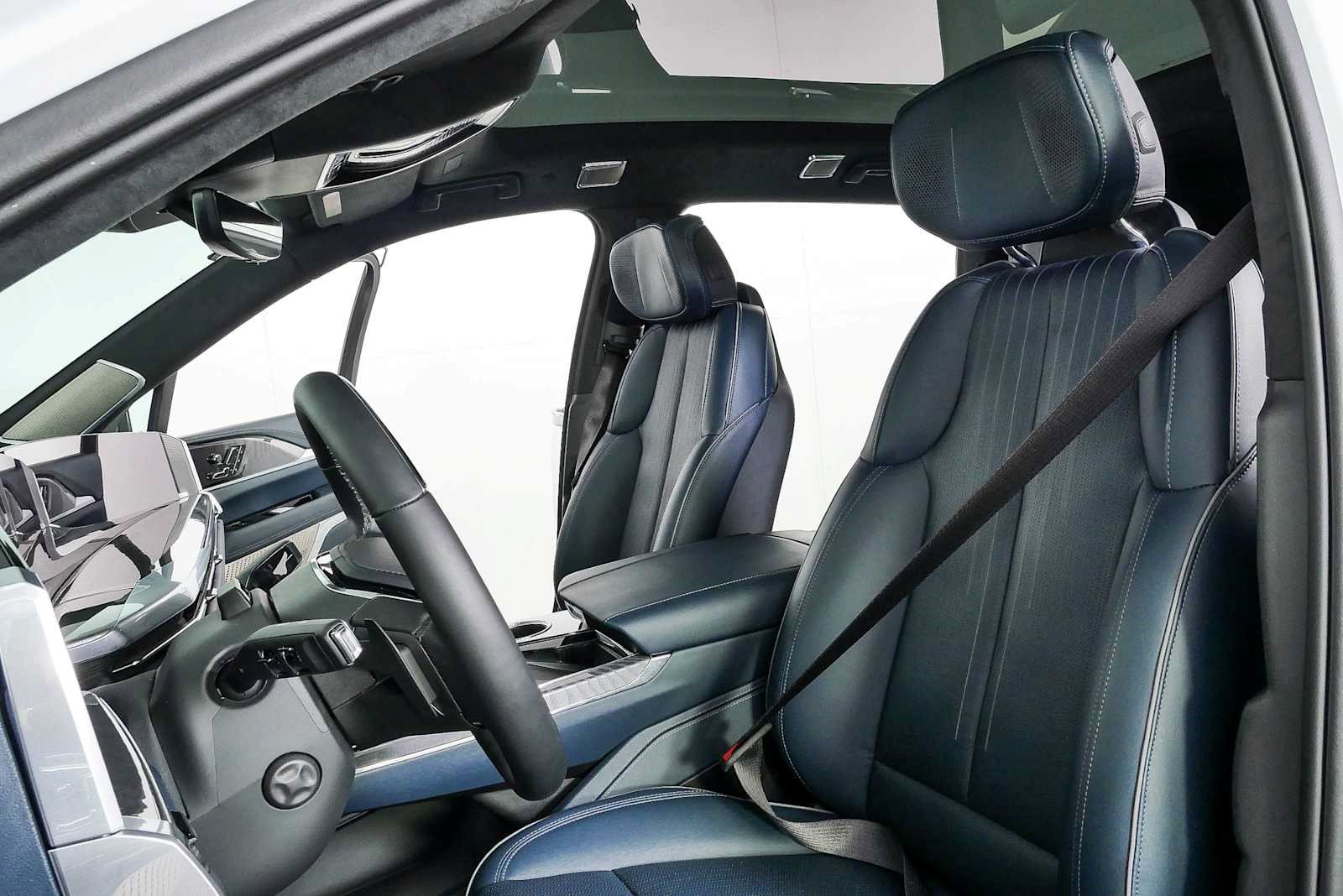 Certified 2025 Cadillac Escalade IQ Luxury 2 w/ LPO, Premium Carpet Package AWD/4WD image 8